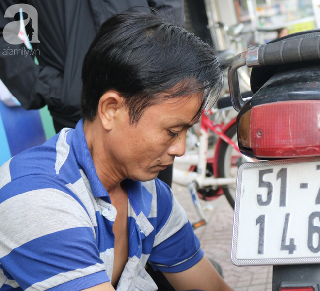 Anh chàng miền Tây hào sảng, ngủ vỉa hè Sài Gòn và tấm bảng vá xe không tiền cũng vá cho khách lỡ đường giữa đêm khuya - Ảnh 3.
