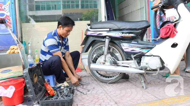Anh chàng miền Tây hào sảng, ngủ vỉa hè Sài Gòn và tấm bảng vá xe không tiền cũng vá cho khách lỡ đường giữa đêm khuya - Ảnh 6.