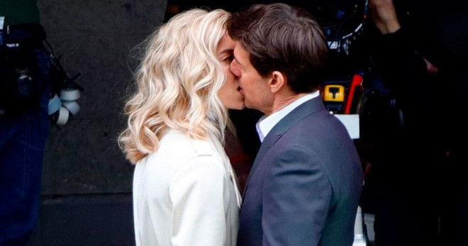 Nhan sắc gợi cảm của mỹ nữ khóa môi the Rock, bị đồn là vợ tư của Tom Cruise - Ảnh 3.