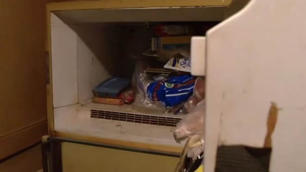 Dọn nhà mẹ quá cố, con trai phát hiện xác ướp bí ẩn nằm trong tủ lạnh suốt mấy chục năm - Ảnh 3.