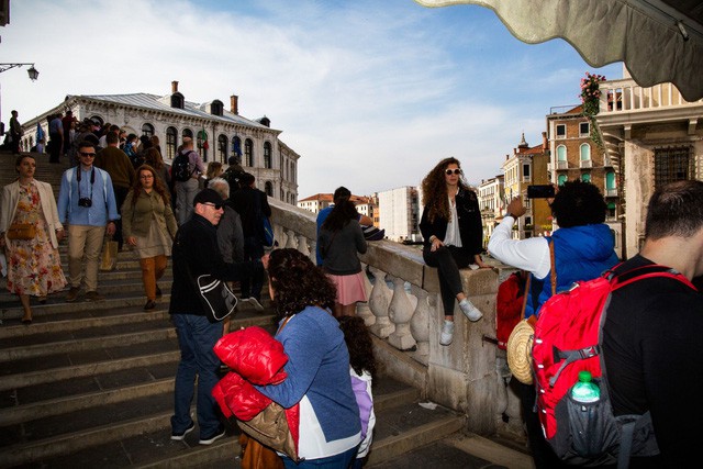 Venice đang chết dần: Chật chội vì khách du lịch khi dân số sụt giảm nghiêm trọng, lũ lụt xảy ra thường xuyên, người dân nghi ngờ dự án xây đập ngăn lũ trì trệ là do tham nhũng - Ảnh 1.