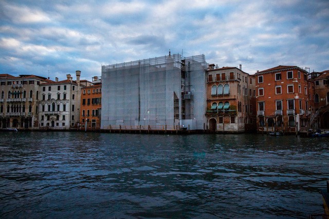 Venice đang chết dần: Chật chội vì khách du lịch khi dân số sụt giảm nghiêm trọng, lũ lụt xảy ra thường xuyên, người dân nghi ngờ dự án xây đập ngăn lũ trì trệ là do tham nhũng - Ảnh 3.