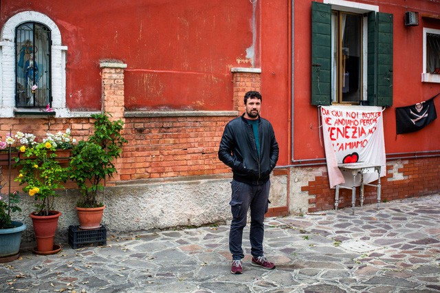 Venice đang chết dần: Chật chội vì khách du lịch khi dân số sụt giảm nghiêm trọng, lũ lụt xảy ra thường xuyên, người dân nghi ngờ dự án xây đập ngăn lũ trì trệ là do tham nhũng - Ảnh 4.