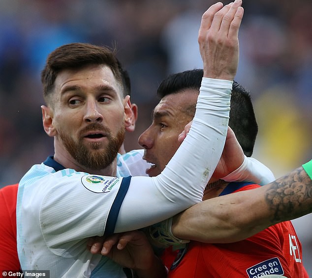 Messi nhận thẻ đỏ, Argentina vẫn vượt qua nỗi ám ảnh lịch sử - Ảnh 1.