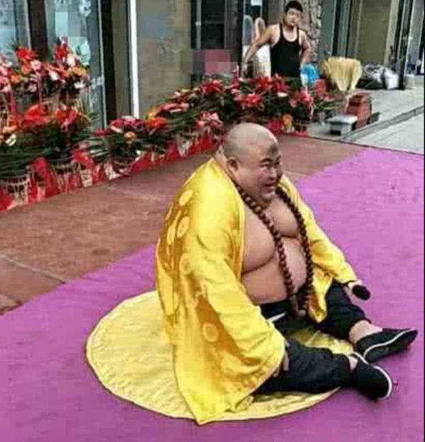 Người đàn ông gây sốt với vẻ ngoài được ví giống Phật Di Lặc - Ảnh 1. Người đàn ông gây sốt với vẻ ngoài được ví giống Phật Di Lặc - Ảnh 1.