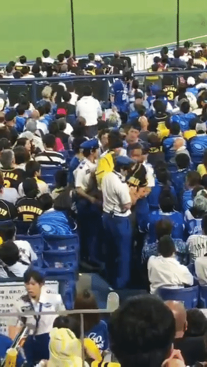 Ông bố Nhật Bản khiến dư luận phẫn nộ vì dùng chính đứa con làm vũ khí trong trận ẩu đả - Ảnh 3. Ông bố Nhật Bản khiến dư luận phẫn nộ vì dùng chính đứa con làm vũ khí trong trận ẩu đả - Ảnh 3.