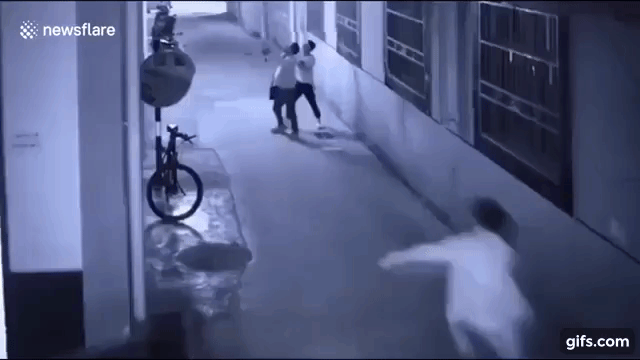 Muốn chết nhưng không dễ: Cãi nhau với bạn trai rồi quẫn trí nhảy lầu tự tử, cô gái vô tình được cứu sống nhờ người hùng tay khỏe - Ảnh 1. Muốn chết nhưng không dễ: Cãi nhau với bạn trai rồi quẫn trí nhảy lầu tự tử, cô gái vô tình được cứu sống nhờ người hùng tay khỏe - Ảnh 1.