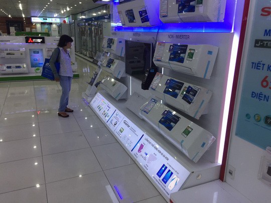Cửa h&agrave;ng điện m&aacute;y &egrave;o uột dần - Ảnh 1.