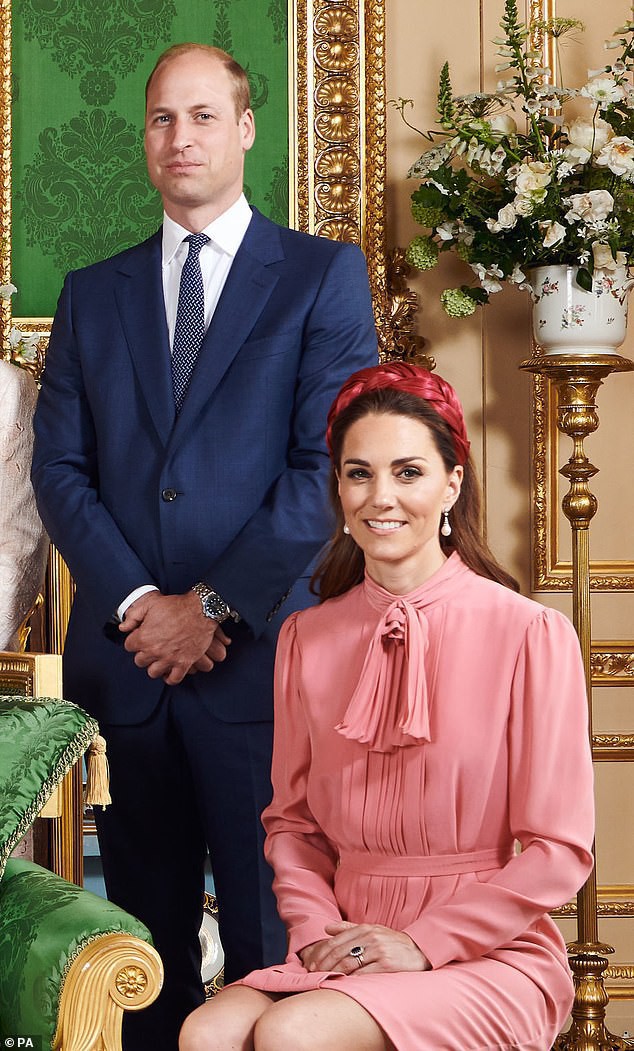 Vẻ mặt “bất thường” của vợ chồng Công nương Kate và gia đình khi chụp cùng bé Archie trở thành đề tài HOT, xôn xao cộng đồng mạng - Ảnh 2.