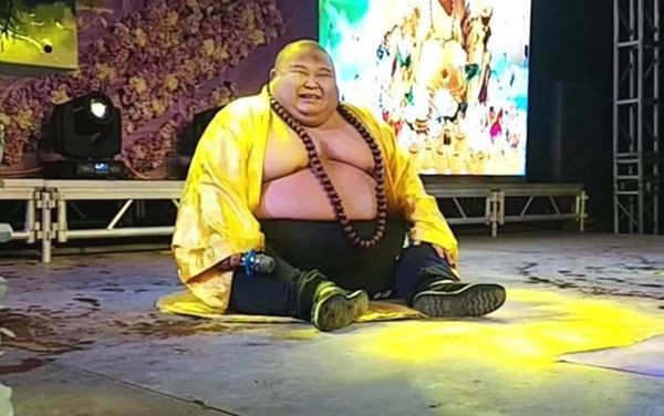 Người đàn ông gây sốt với vẻ ngoài được ví giống Phật Di Lặc - Ảnh 3. Người đàn ông gây sốt với vẻ ngoài được ví giống Phật Di Lặc - Ảnh 3.