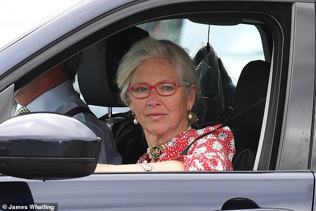 Trước nghi vấn xích mích với em trai, William xuất hiện kín đáo tại lễ rửa tội của bé Archie cùng người phụ nữ bí mật, quan trọng đối với Harry - Ảnh 4. Trước nghi vấn xích mích với em trai, William xuất hiện kín đáo tại lễ rửa tội của bé Archie cùng người phụ nữ bí mật, quan trọng đối với Harry - Ảnh 4.