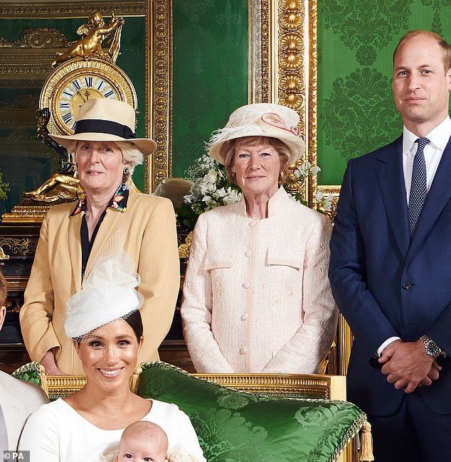 Vẻ mặt “bất thường” của vợ chồng Công nương Kate và gia đình khi chụp cùng bé Archie trở thành đề tài HOT, xôn xao cộng đồng mạng - Ảnh 4. Vẻ mặt “bất thường” của vợ chồng Công nương Kate và gia đình khi chụp cùng bé Archie trở thành đề tài HOT, xôn xao cộng đồng mạng - Ảnh 4.