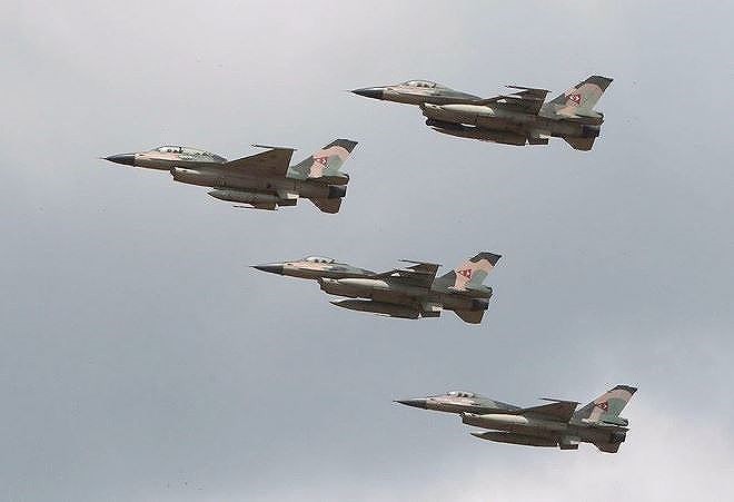 Chiến đấu cơ F-16 bay tr&ecirc;n bầu trời Venezuela trong ng&agrave;y quốc kh&aacute;nh - Ảnh 9.