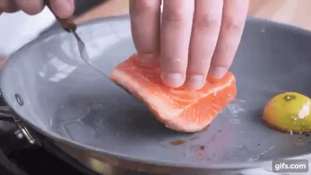Học các đầu bếp cách rán cá giòn tan bên ngoài, mềm ngọt bên trong - Ảnh 2.