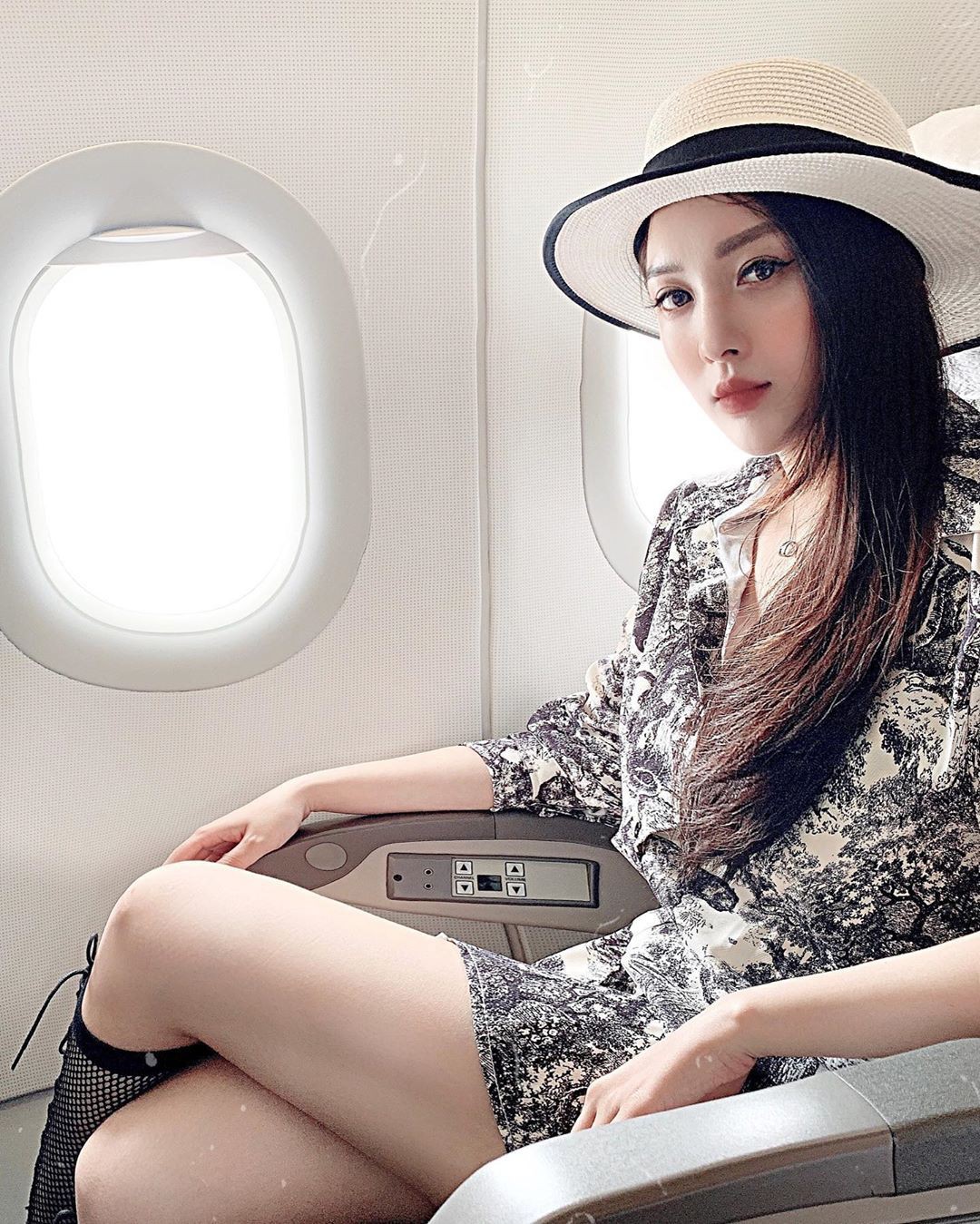 Hot girl đúng là hot girl, có mỗi cái cửa sổ máy bay mà cũng tạo dáng chụp ...