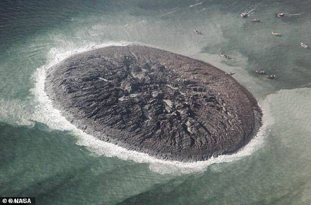 Hòn đảo được xây dựng bằng tính mạng của 800 người đã chính thức biến mất, tồn tại vỏn vẹn 6 năm - Ảnh 1.