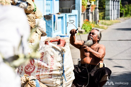 Rác thải nuốt chửng ngôi làng ở Indonesia - Ảnh 4.