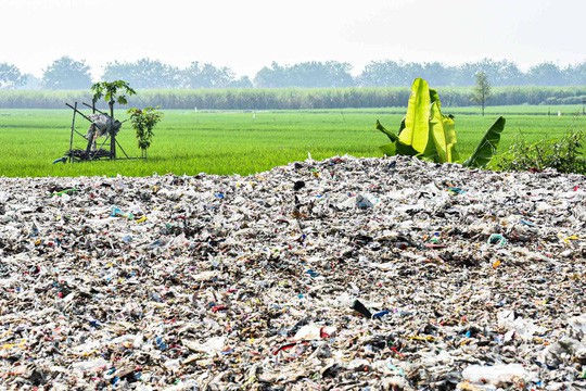 Rác thải nuốt chửng ngôi làng ở Indonesia - Ảnh 6.