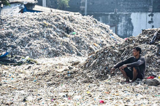 Rác thải nuốt chửng ngôi làng ở Indonesia - Ảnh 9.