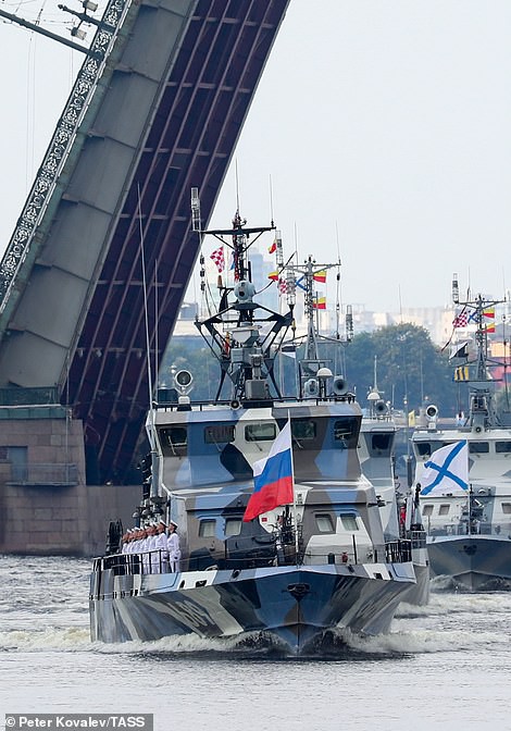 Chùm ảnh Hải quân Nga kiêu hãnh phô trương sức mạnh khiến nhiều đối thủ kiêng nể - Ảnh 4.