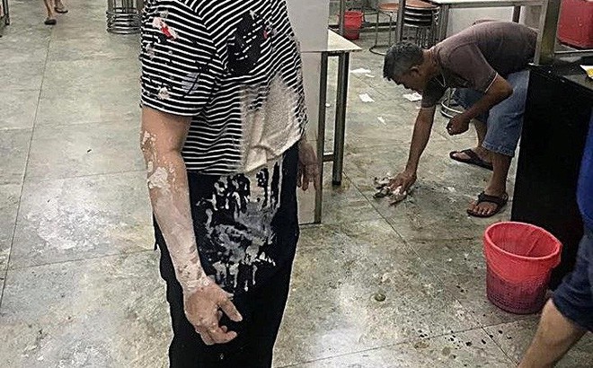 Kẻ ném sơn, mắm tôm vào tiệm Phở Hòa ở Sài Gòn có thể bị phạt mức 20 năm tù? - Ảnh 3.