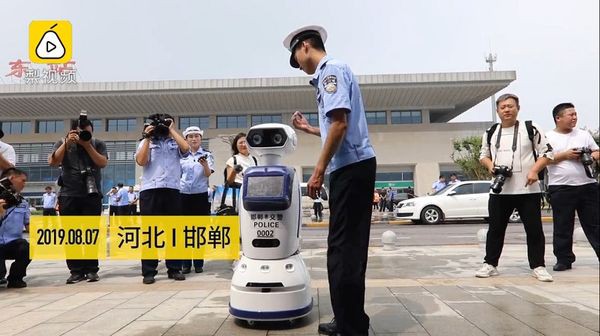 Trung Quốc dùng robot để tuần tra: Biết làm đủ thứ, từ chụp hình người vi phạm cho đến giải quyết những ai chống đối - Ảnh 2.