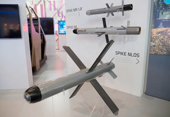 Mỹ sẽ đưa tên lửa chống tăng Spike lên trực thăng Apache - Ảnh 1.