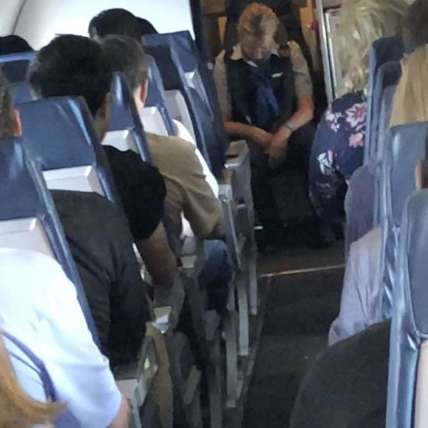Nữ tiếp viên uống 2 ly rượu vodka rồi ngủ li bì trong suốt chuyến bay, hành khách phải thắt dây an toàn cho cô ta - Ảnh 2.