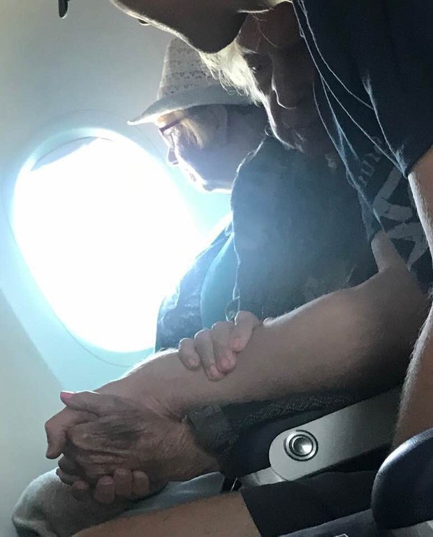 Đi máy bay ngồi cạnh cụ già 96 tuổi run bần bật, anh chàng có hành động giản đơn nhưng vô cùng ấm áp khiến hành khách bật khóc - Ảnh 1.