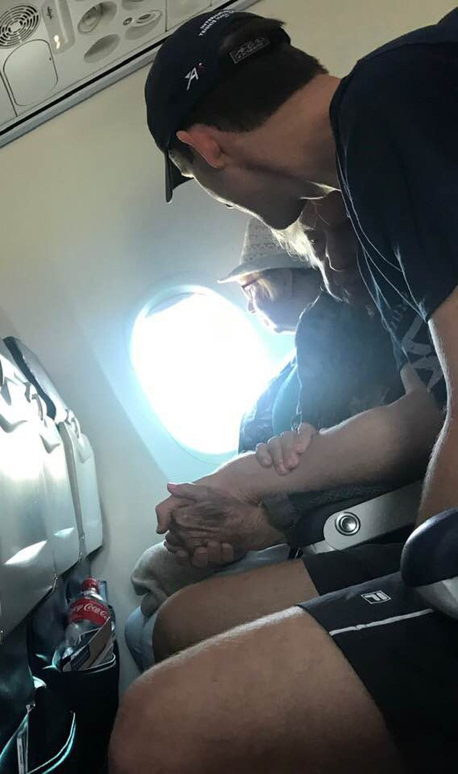Đi máy bay ngồi cạnh cụ già 96 tuổi run bần bật, anh chàng có hành động giản đơn nhưng vô cùng ấm áp khiến hành khách bật khóc - Ảnh 3.