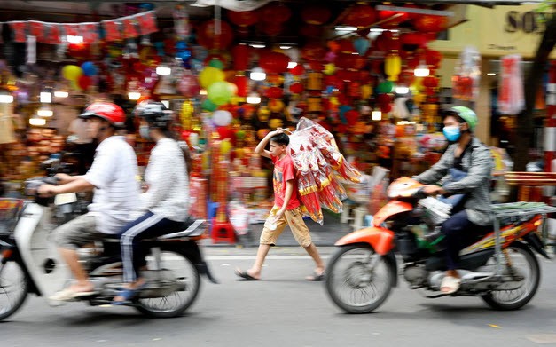 24h qua ảnh: Người biểu tình Hong Kong bịt mặt ôm hôn nhau - Ảnh 1.