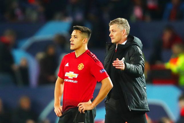 MU ném Alexis Sanchez xuống đội trẻ, cắn răng bán tháo - Ảnh 1.