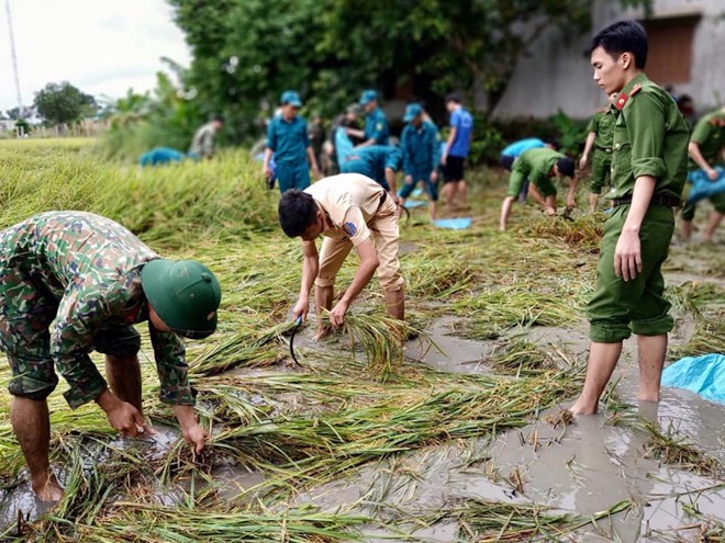 Tình người nơi vùng “rốn” lũ đi qua - Ảnh 2.