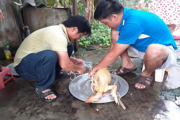 Độc đáo phi đội gà bay trên mâm cúng rằm tháng 7 ở Hà Tĩnh - Ảnh 3.