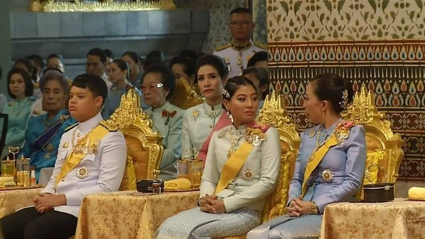 Tưởng mất hút trong Quốc lễ, ai ngờ Thứ phi Thái Lan lại ngồi lặng lẽ một góc, hướng mắt nhìn về Quốc vương và chính thất - Ảnh 3.