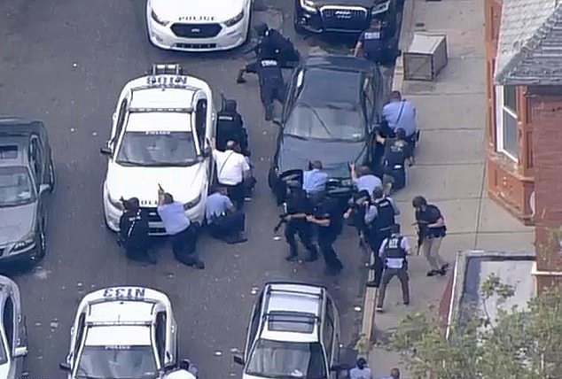 [ẢNH] Hiện trường vụ xả súng livestream ở Philadelphia khiến 6 cảnh sát bị thương - Ảnh 1.