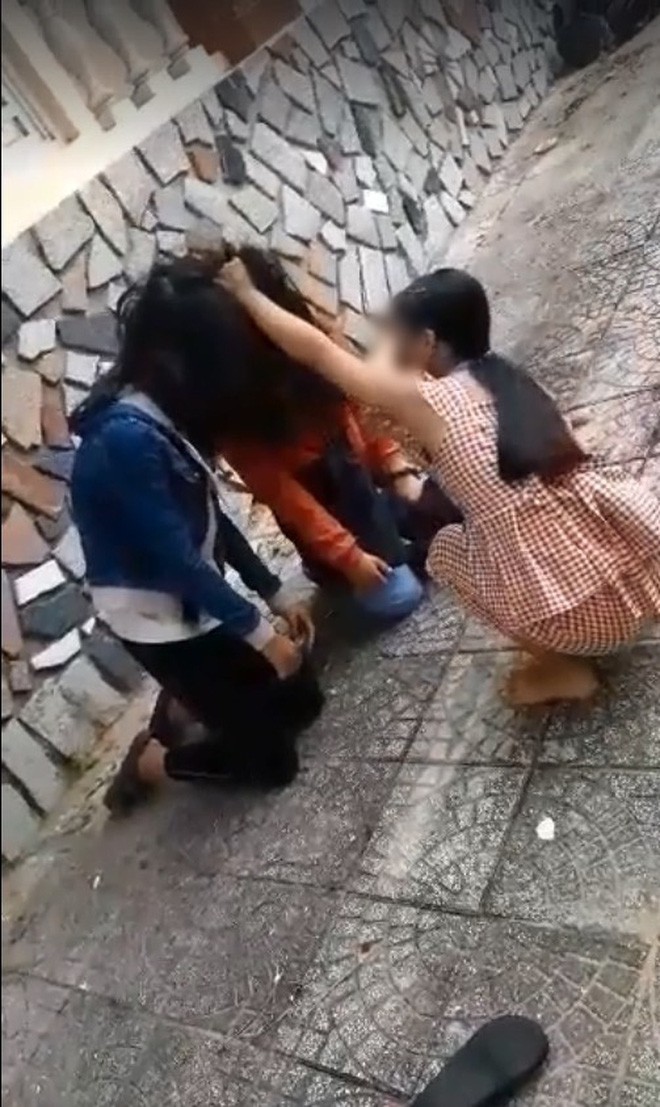 Nữ sinh bắt bạn quỳ rồi dùng dép đánh vào mặt: Do mâu thuẫn trên mạng xã hội - Ảnh 2.