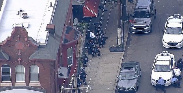 [ẢNH] Hiện trường vụ xả súng livestream ở Philadelphia khiến 6 cảnh sát bị thương - Ảnh 3.