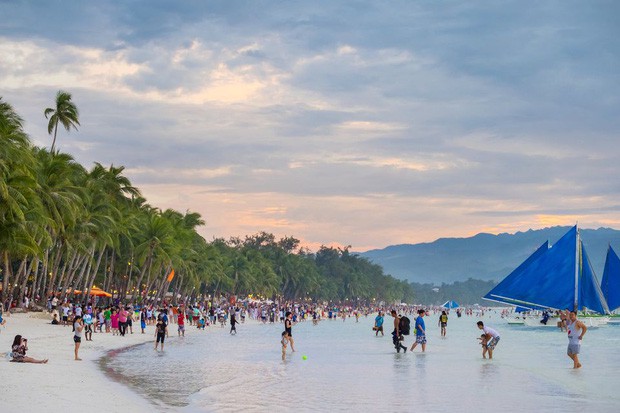 Trước khi phải đóng cửa vì du khách chôn tã lót xuống cát, bãi biển Boracay đã từng bị Tổng thống Philippines chê “hôi như hầm phân”, cấm khai thác 6 tháng liền! - Ảnh 9.