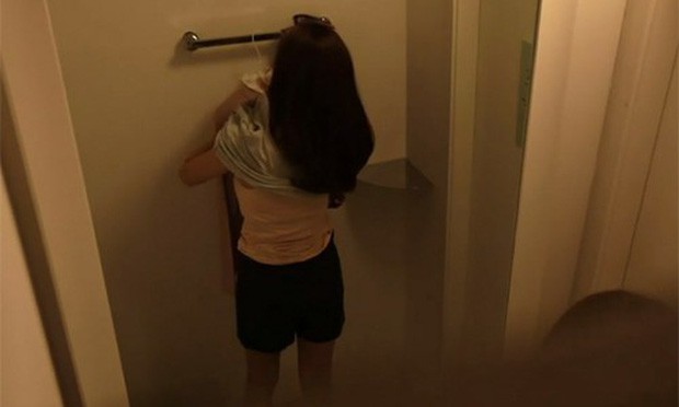 Giới trẻ Hàn đua nhau dán sticker hình đôi mắt trong nhà vệ sinh nam để đàn ông hiểu cảm giác bị quay lén của chị em phụ nữ - Ảnh 1.