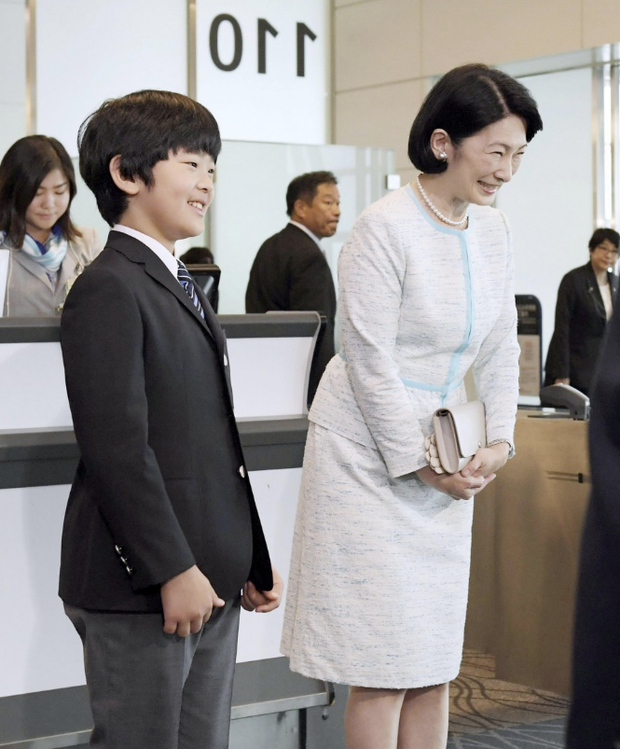 Gia đình Thái tử Nhật Bản đến sân bay khởi hành đến Bhutan, sự xuất hiện của Hoàng tử nhỏ gây chú ý hơn cả - Ảnh 1.