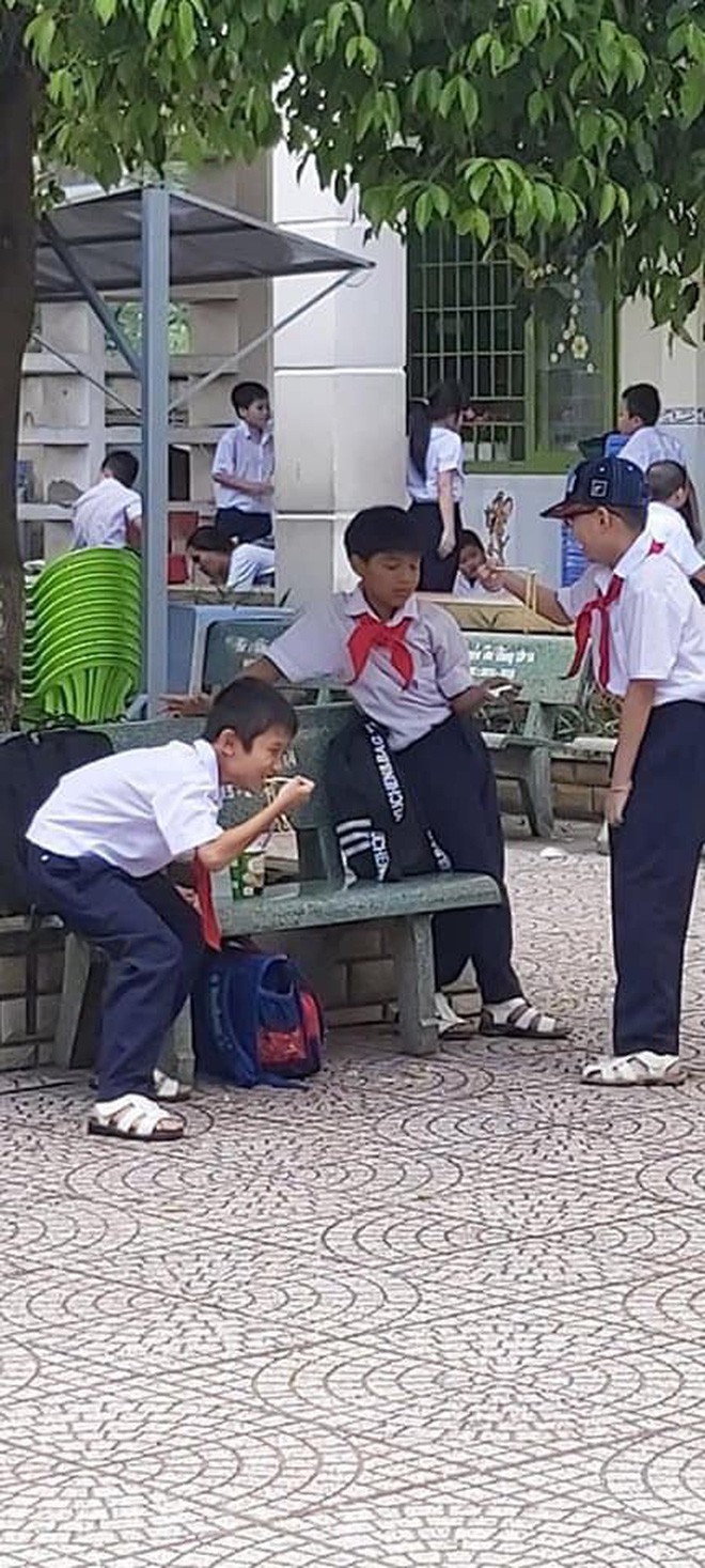 Khoảnh khắc đáng yêu nhất ngày: 3 cậu học sinh chia nhau ly mỳ ở ghế đá, tình anh em chí cốt đẹp đến thế là cùng - Ảnh 2.