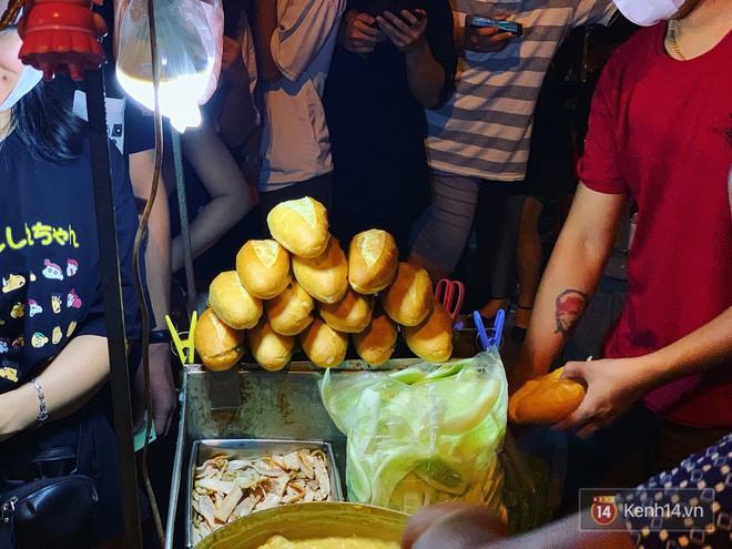 Hết hồn cảnh xếp hàng dài cả km lúc 3h sáng để chờ mua bánh mì dân tổ ở Hà Nội - Ảnh 13.