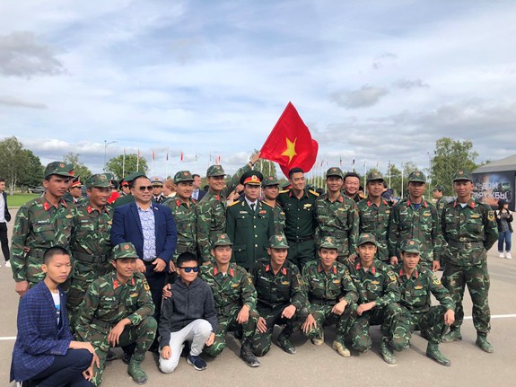 Thượng tướng Phan Văn Giang chúc mừng Đội tuyển Xe tăng Việt Nam về nhì Chung kết Tank Biathlon 2019 - Ảnh 3.