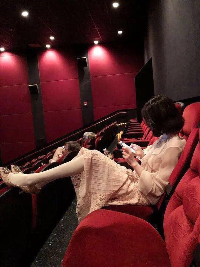 Girl xinh đi xem phim nhưng vô tư gác chân lên ghế: Đẹp mà ý thức kém thì cũng vứt đi? - Ảnh 3.