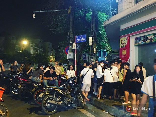 Hết hồn cảnh xếp hàng dài cả km lúc 3h sáng để chờ mua bánh mì dân tổ ở Hà Nội - Ảnh 8.