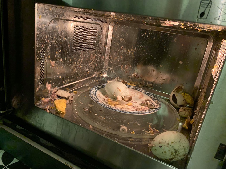 Để trứng vịt lộn v&agrave;o l&ograve; vi s&oacute;ng, c&ocirc; g&aacute;i nhận hậu quả kh&ocirc;ng mấy dễ chịu  - Ảnh 1.