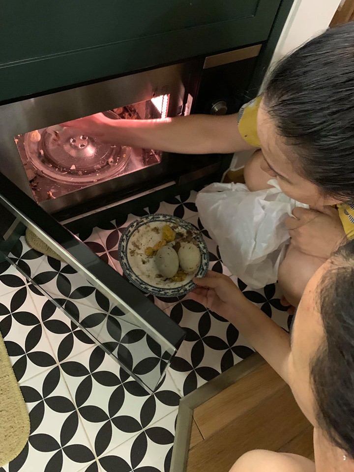 Để trứng vịt lộn v&agrave;o l&ograve; vi s&oacute;ng, c&ocirc; g&aacute;i nhận hậu quả kh&ocirc;ng mấy dễ chịu  - Ảnh 2.