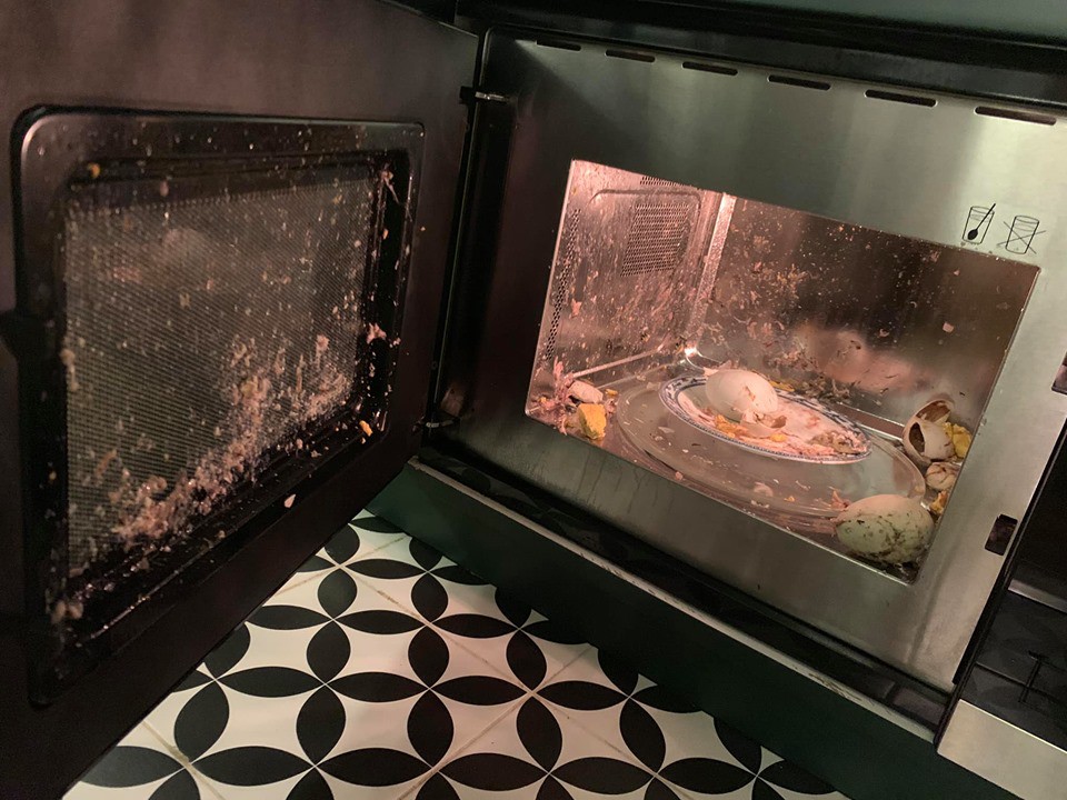 Để trứng vịt lộn v&agrave;o l&ograve; vi s&oacute;ng, c&ocirc; g&aacute;i nhận hậu quả kh&ocirc;ng mấy dễ chịu  - Ảnh 3.