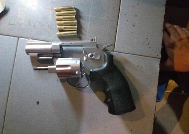 Cảnh sát tạm giữ nhóm người nghi tàng trữ ma túy có súng - Ảnh 1.
